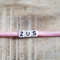 Persoonlijke armband stretch pink met witte kralen