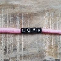 Persoonlijke armband stretch pink met zwarte kralen
